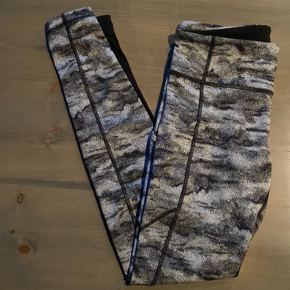 Lululemon Speed Tight V Size: 6
